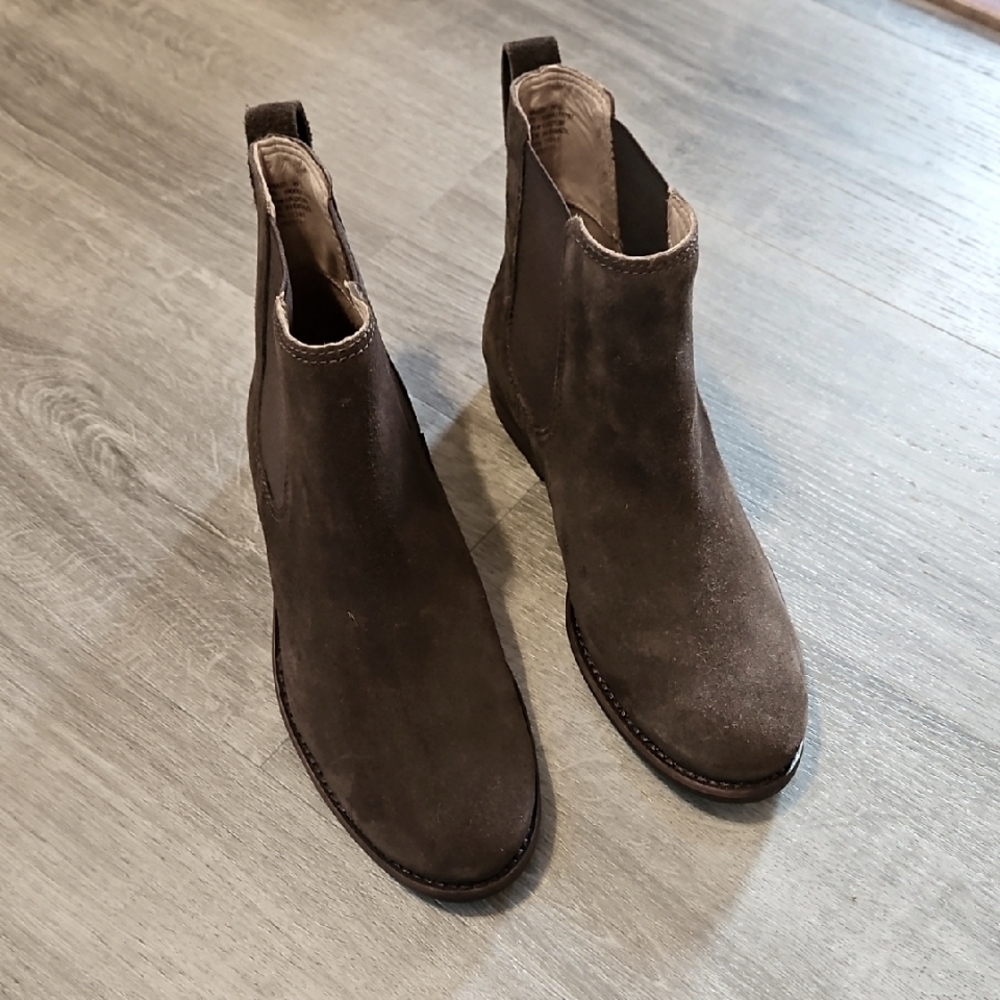 Women's Brown Suede Chelsea Boots - Classic Slip-On Ankle Boot